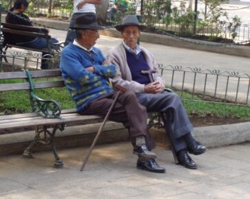 Penzisté na lavičce - penze - důchod