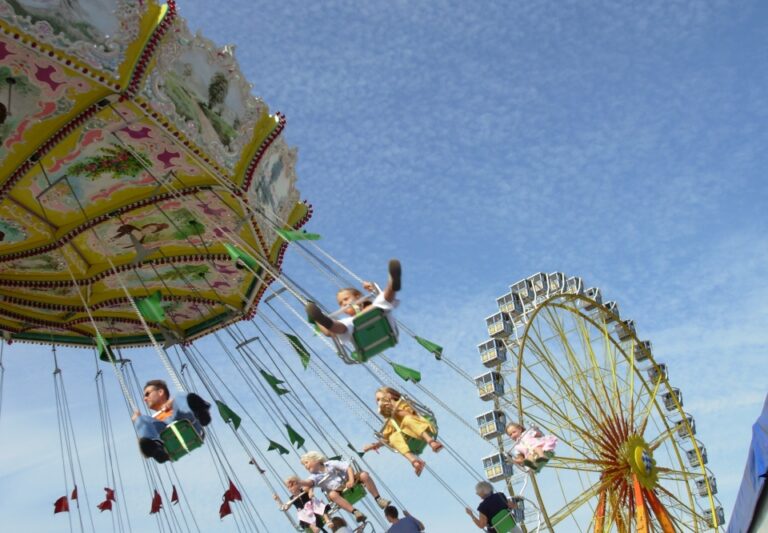 Kolotoč - lunapark - zábava - radost