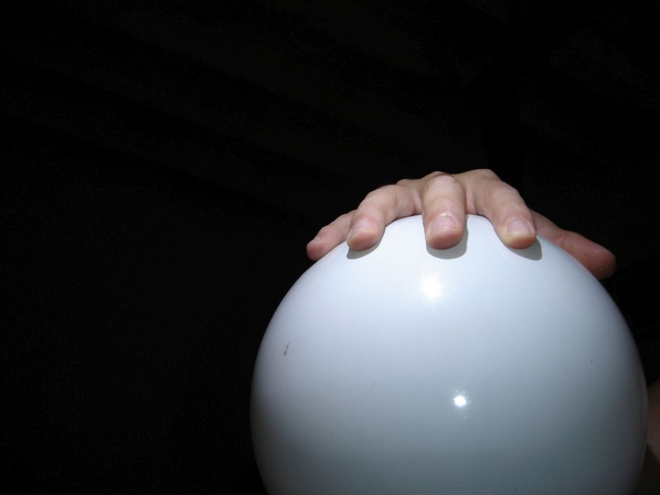 Křišťálová koule - magie - kouzlo - předpověď - predikce