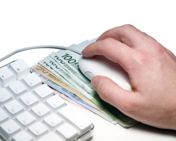 Peníze - ruka - myš - klávesnice - počítač