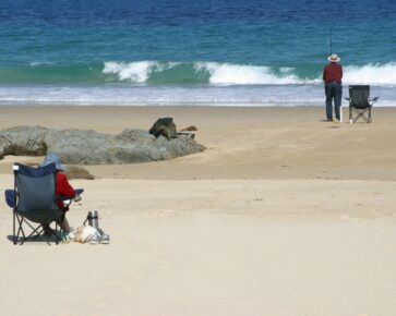 Penzisté u moře - důchodci - senioři - valorizace důchodů