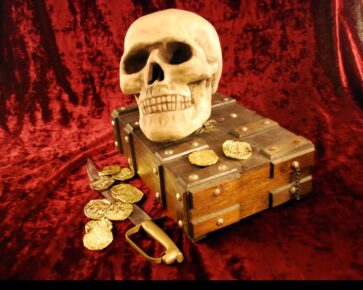 Pirátská truhla - zlato - lebka - rudý samet - tesák