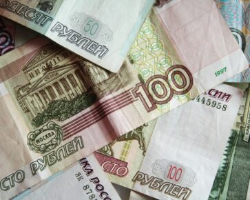 Peníze - bankovky - rubly - RUB