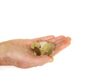 Ruka s penězi - peníze - mince - dlaň