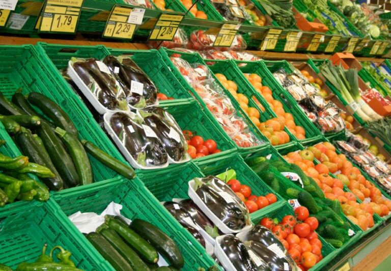 Kvalita potravin v supermarketu - obchod - potraviny
