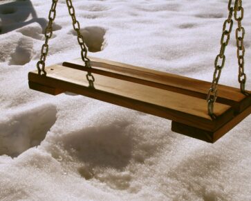 houpačka ve sněhu - na houpačce