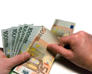 Počítání peněz - peníze - bankovky - eura - ruce