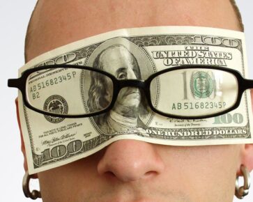 Peníze - brýle - slepota - finanční plán