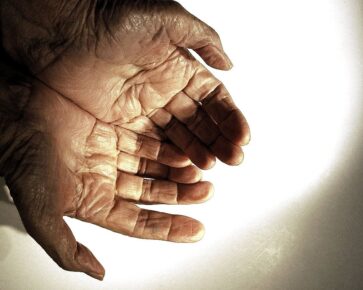 Staré ruce - stáří - důchod - penze