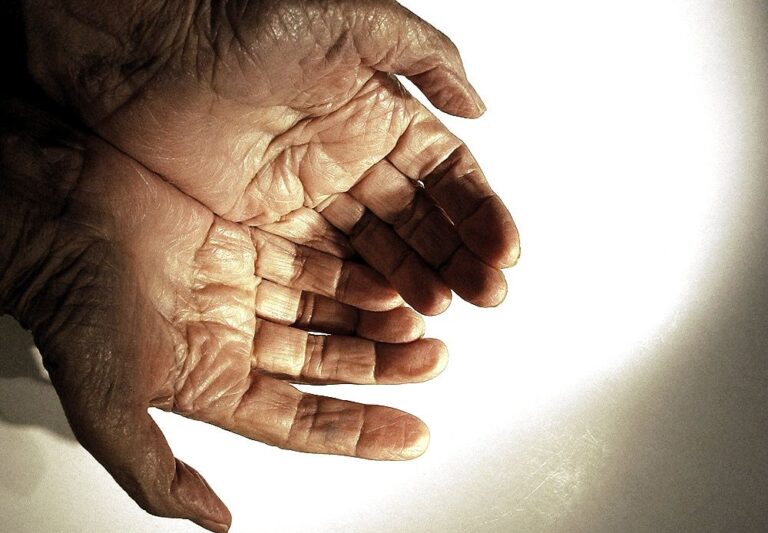 Staré ruce - stáří - důchod - penze