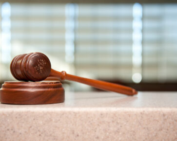 Právo - zákon - legislativa - soud - kladívko - spravedlnost