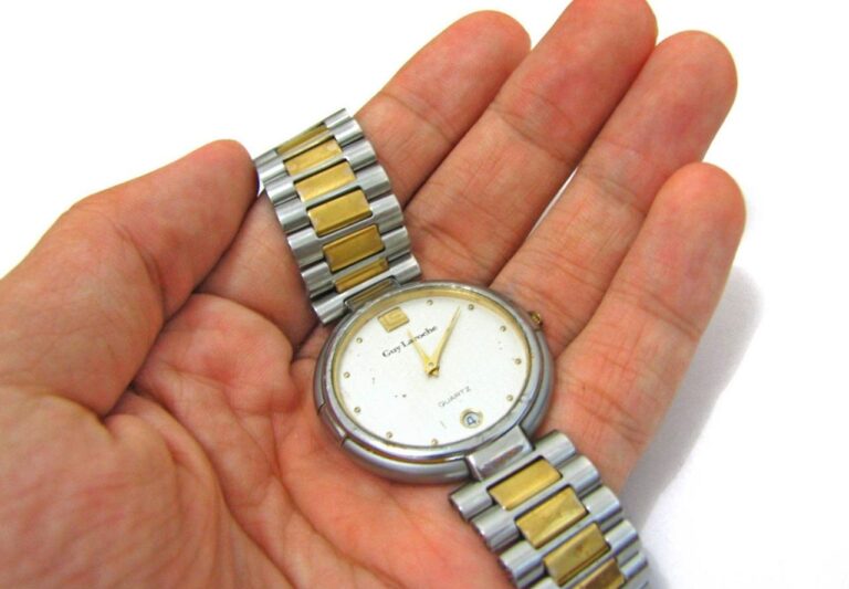 Náramkové hodinky ve staré ruce - stáří - čas - důchodový věk