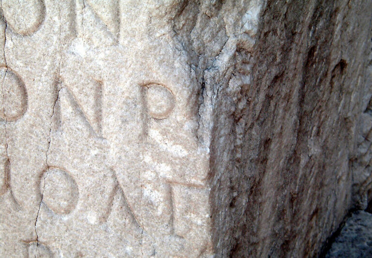 Řecká písmena vytesaná do kamenného kvádru