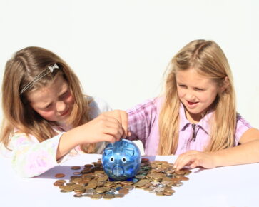 Děti s penězi - holčičky s mincemi a spořicím prasátkem