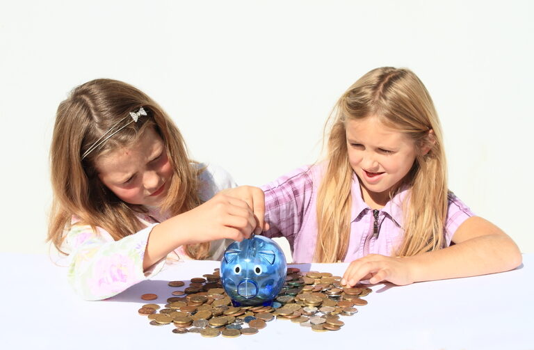 Děti s penězi - holčičky s mincemi a spořicím prasátkem