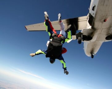 skok s padákem - skydiving - letadlo - parašutista - tandemový seskok