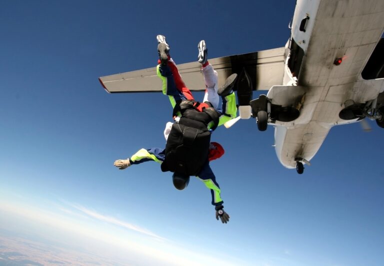 skok s padákem - skydiving - letadlo - parašutista - tandemový seskok