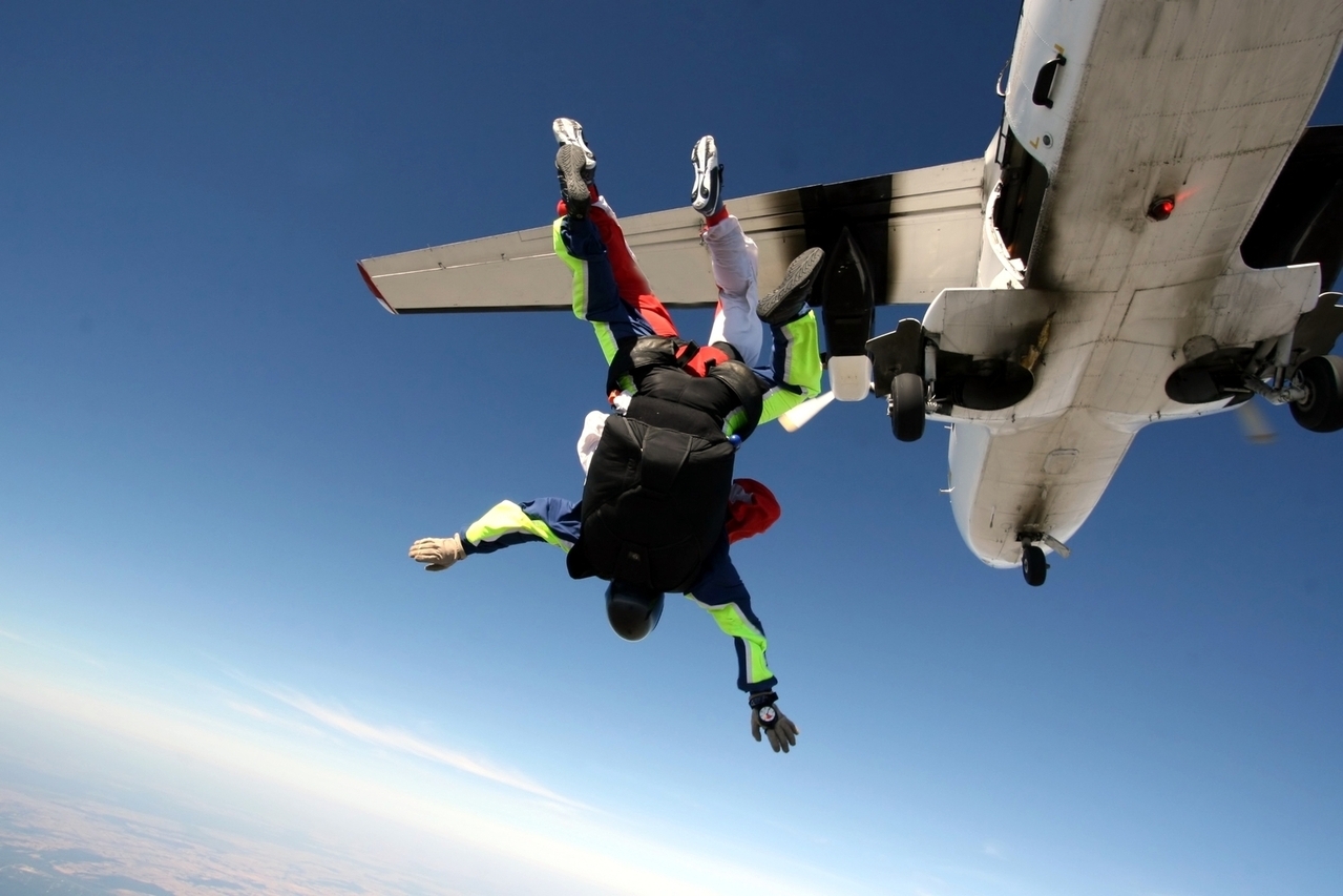 skok s padákem - skydiving - letadlo - parašutista - tandemový seskok