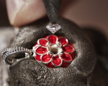 Pandora - usazování drahokamů do šperku