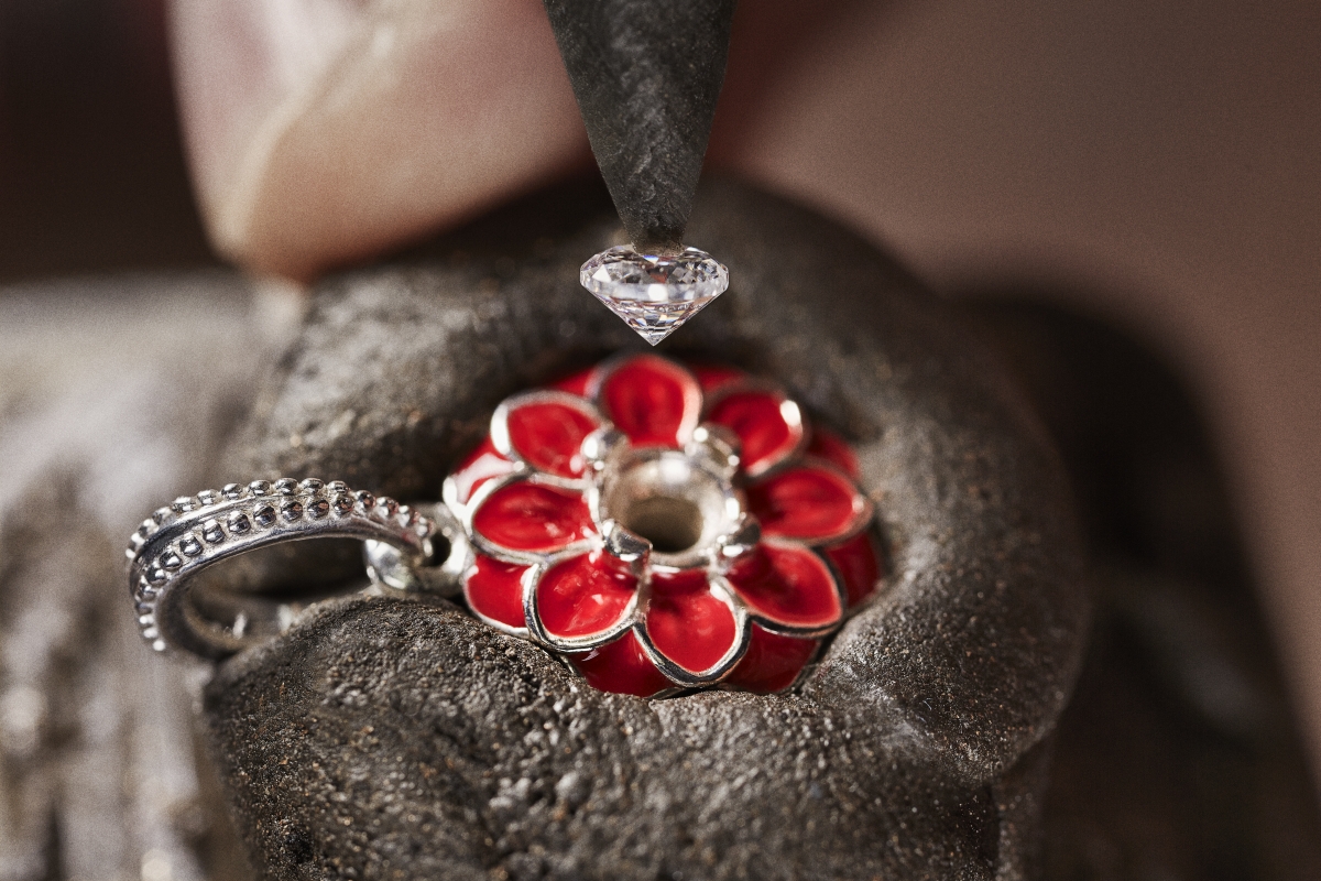 Pandora - usazování drahokamů do šperku