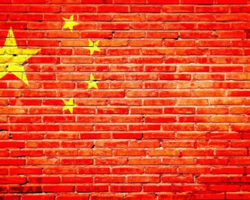 Čína - čínská vlajka - cihlová zeď