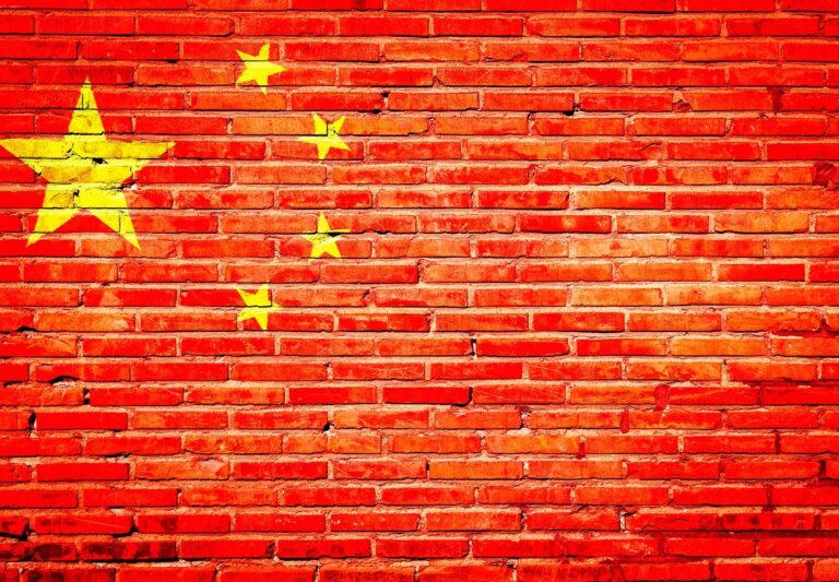 Čína - čínská vlajka - cihlová zeď