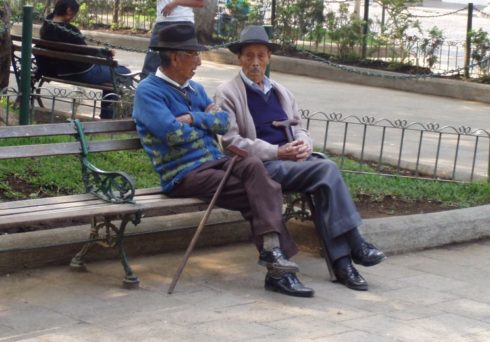 Penzisté na lavičce - penze - důchod
