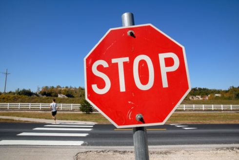 Stopka - dopravní značka stop, přechod pro chodce