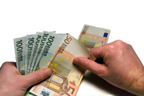 Počítání peněz - peníze - bankovky - eura - ruce